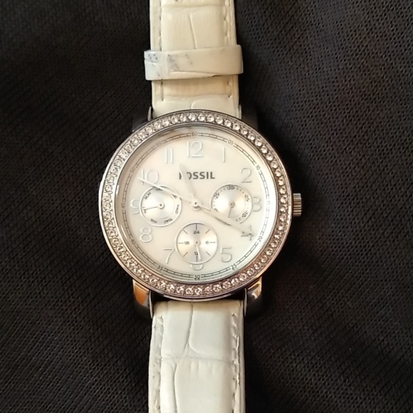 Fossil Accessories - EUC- New Battery White Fossil Watch Leather Band